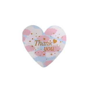 Tarjeta de agradecimiento en forma de corazón con un patrón de nubes rosa y azul pastel