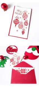 Detalle de tarjeta de Navidad roja troquelada con sobre y accesorios festivos navideños.