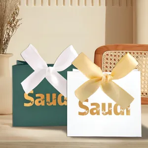 Elegantes mini cajas de regalo saudíes con palmeras y cintas de raso para recuerdos