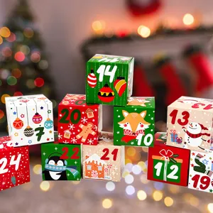 Cajas de regalo coloridas de calendario de adviento con motivos y números festivos