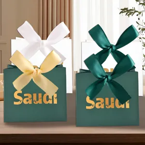 Cajas de caramelos saudíes con palmeras y cintas de raso para regalos de boda