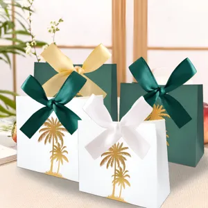 Boîtes cadeaux élégantes pour la fête nationale saoudienne avec palmiers dorés et rubans