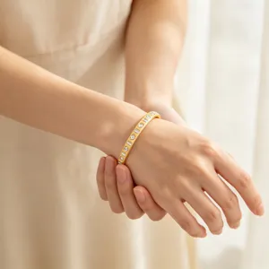 Bracelet jonc cœur strass en acier inoxydable doré pour femme, accessoire de mode élégant.