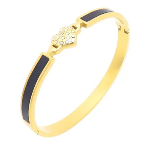 Bracelet jonc rigide en acier titane plaqué or avec émail noir et pendentif cœur en strass chic.