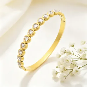 Elegant bracelet jonc en acier titane dore avec strass en forme de coeur pour femme