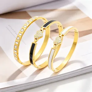 Bracelet jonc en acier inoxydable avec cœur strass vue détail accessoire mode