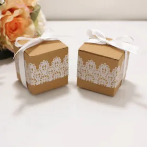 Nahaufnahme von zwei kleinen Kraftpapier-Geschenkboxen mit weißer Spitze und Schleifen