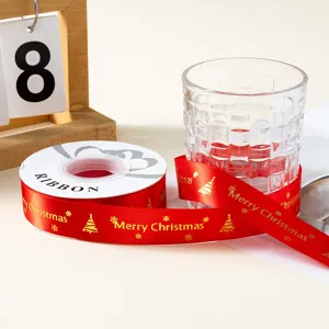 Primer plano detallado de cinta roja de Navidad con estampado dorado Merry Christmas