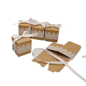 Detail der Kraftpapier-Geschenkbox-Komponenten mit weißem Spitzenmuster und Satinband
