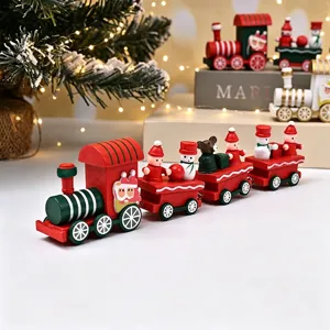 Vista detallada de un tren navideño de madera festivo con figuras y personajes