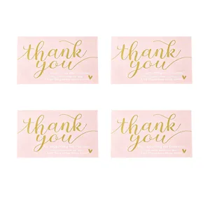 Vista detallada de cuatro tarjetas de agradecimiento rosas con texto dorado para regalos