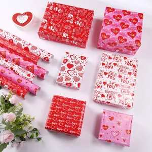 Detailansicht von Valentinstag-Geschenkpapier mit Herz- und Liebesmustern