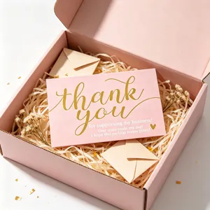 Elegante tarjeta de agradecimiento rosa con texto dorado para paquetes de regalo.