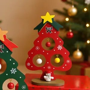 Primer plano de adorno de árbol de Navidad de madera con bolas de colores y muñeco de nieve
