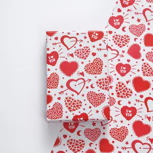 Detailansicht Geschenkpapier Valentinstag mit rotem Herzmuster und I LOVE YOU Text