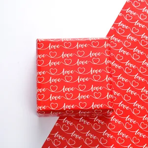 Detailansicht von rotem Geschenkpapier mit weißen Herz- und Liebesmotiven für Feste