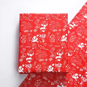 Nahaufnahme von rotem Valentinstags-Geschenkpapier mit weißen handgezeichneten Herzen.