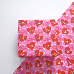 Rosa Valentinstag-Geschenkpapier mit roten Herzmustern und Kiss-Text im Detail.