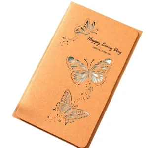 Elegante tarjeta de felicitación de papel kraft con mariposas cortadas con láser