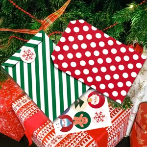 Set di sacchetti regalo di Natale in carta kraft a pois rossi e strisce verdi con adesivi