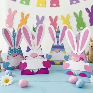 Scatole regalo triangolari di Pasqua con orecchie di coniglio per dolci da festa