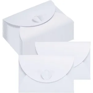 Elegante witte parelmoer papieren enveloppen met hartsluiting voor uitnodigingen.
