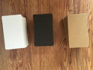 Detalle de montones de tarjetas de mensaje DIY en blanco, negro y papel kraft marrón.