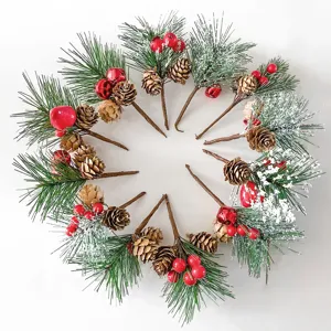 Vista detallada de ramas de pino navideño artificiales con bayas y piñas