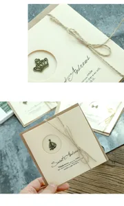 Detalle de tarjeta de felicitación retro Zakka con dije de velero vintage y cordel de yute