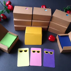 Tarjetas de mensaje de cartulina de colores con cajas de almacenamiento de papel kraft
