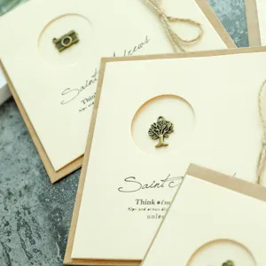 Tarjeta de felicitación vintage estilo Zakka con colgante de bronce y sobre kraft