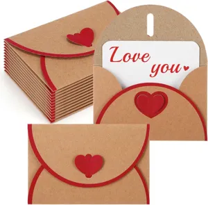 Detail van mini kraft enveloppen met rode hartsluiting en 'Love you' wenskaarten