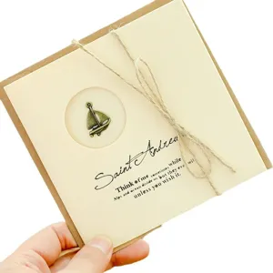 Tarjeta de felicitación vintage con dije de velero de metal y cordel para Navidad