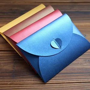 Gekleurde mini enveloppen van parelmoer papier met hartsluiting voor DIY cadeaukaarten