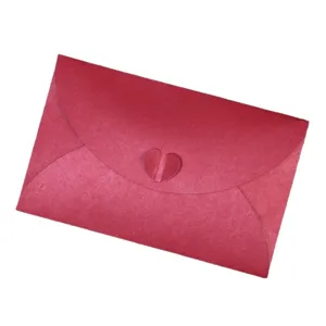 Kleine parelmoerroze papieren envelop met hartvormige sluiting voor DIY-kaarten