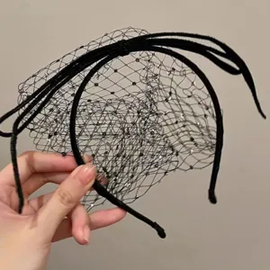 Detalle de diadema con velo de malla negra y pedrería brillante para sesiones de boda