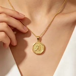 Collana con Ciondolo a Lettera in Acciaio Inossidabile Minimalista Placcata Oro Collana Alfabeto Iniziale Gioiello Regalo Per Donne