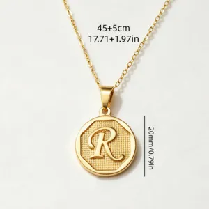 Collana con ciondolo iniziale R in acciaio inossidabile dorato, dettaglio e dimensioni.