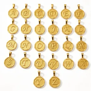 Collana con pendente a lettera in acciaio inox dorato con charm A-Z e design a moneta.