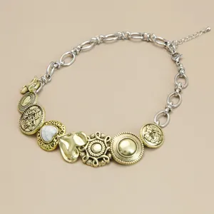 Gedetailleerde macroweergave van vintage messing knoopbedels aan een choker-ketting.