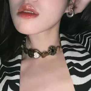 Vintage bronzen knoop choker ketting in Chinese punk stijl gedragen door een Aziatisch model