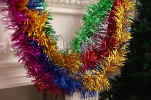 Nahaufnahme flauschiger bunter Weihnachts-Lametta-Girlanden mit festlichem Glanz