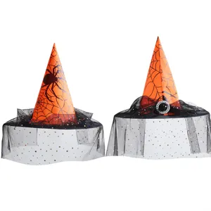 Detailansicht von orangefarbenen Halloween-Hexenhüten mit schwarzem Spitzenschleier