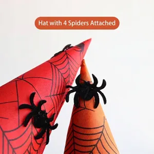 Nahaufnahme von Halloween-Hexenhüten mit Spinnennetzmustern und Spinnendekorationen