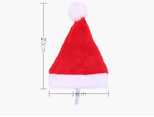 Detailansicht der roten Plüsch-Weihnachtsmütze für Haustiere, 20 cm hoch markiert