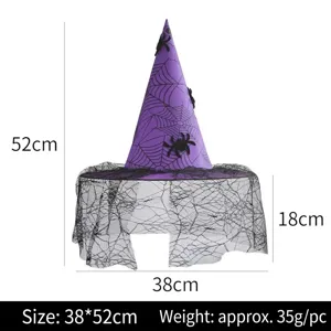 Violetter Halloween-Hexenhut mit schwarzem Netzschleier und Spinne, Gesamthöhe 52 cm.