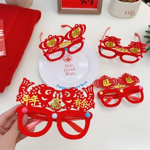 Primer plano de gafas rojas del Año Nuevo Chino con motivos tradicionales de suerte