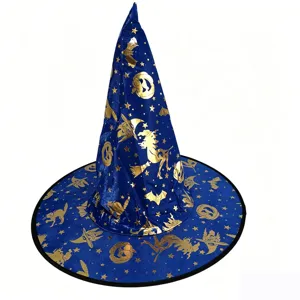 Detailansicht eines blauen Hexenhutes aus Samt mit goldenen Mond- und Sternmustern