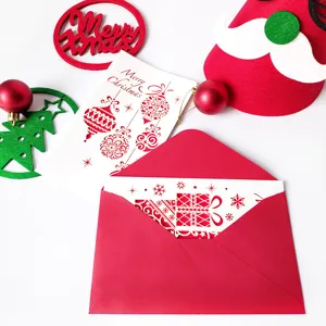 Elegante tarjeta de Navidad troquelada con sobre rojo y hermosos motivos festivos