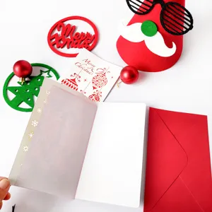 Set de tarjetas de felicitación navideñas caladas con sobre rojo e interior translúcido